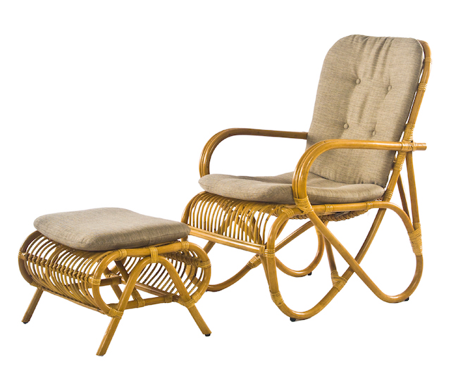 Capri lounge stol brun natur rattan med armlæn, fodskammel og grå hynder.