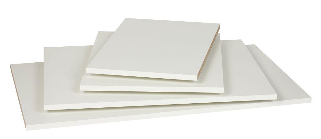Hvide hylder til Krone 42 cm, 52 cm, 82 cm og 102 cm bredde hvidlakerede garderobeskabe. 40 cm bred hylde