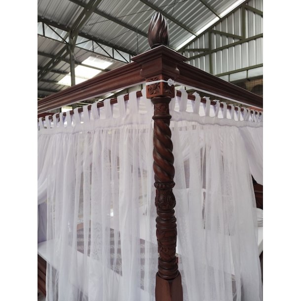 Himmelseng i mahogni med gardiner madrasm�l 180 x 200 cm