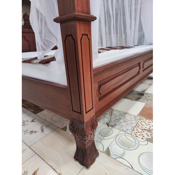 Himmelseng i mahogni med gardiner madrasm�l 180 x 200 cm
