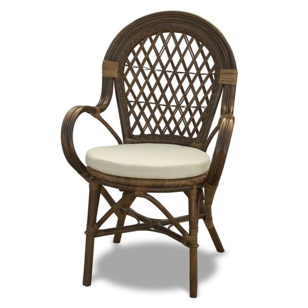 Capri kurvestol brun natur rattan med armln og hvid hynde.
