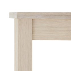 Præstø hjørnebord i hvidolieret egetræ 70 x 70 cm med kraftige ben.