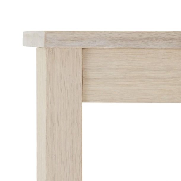 Præstø hjørnebord i hvidolieret egetræ 70 x 70 cm med kraftige ben.