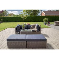 Bahama sofast i kubu gr rattan med hynder og glasbordplade. 