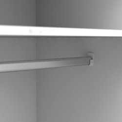 Odense 150 cm bredt hvidt garderobeskab med 3 lger og 3 ege look skuffer.