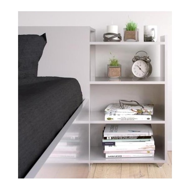 Nibe 140 cm hovedgavl i hvid h�jglans med 2 skabe p� hjul til opbevaring.