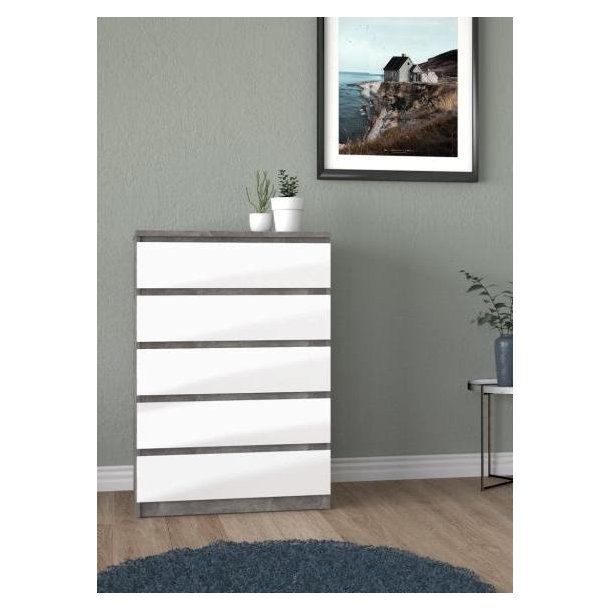 Nibe 75 cm bred kommode i beton look og med 5 skuffer.