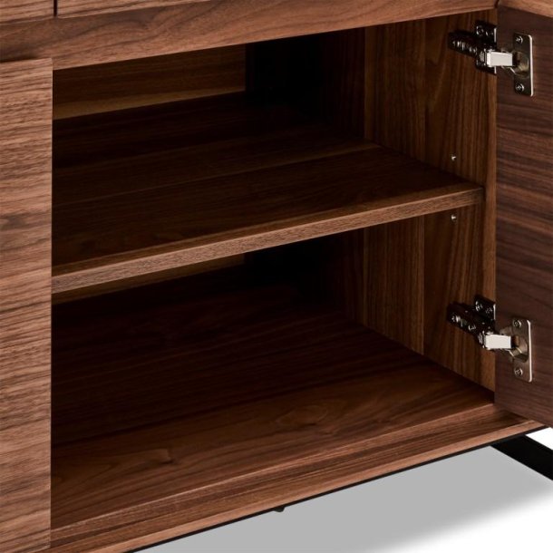 Rungsted 155 cm bred sknk i valnd med 3 skabe og 3 skuffer.