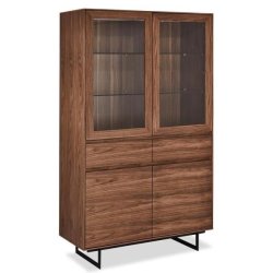 Rungsted 110 cm bredt vitrineskab i valnd med skabe, skuffe og glasdre.