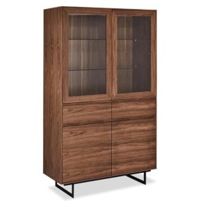 Rungsted 110 cm bredt vitrineskab i valnd med skabe, skuffe og glasdre.