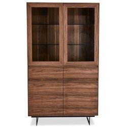 Rungsted 110 cm bredt vitrineskab i valnd med skabe, skuffe og glasdre.