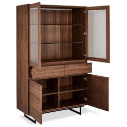 Rungsted 110 cm bredt vitrineskab i valnd med skabe, skuffe og glasdre.