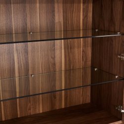 Rungsted 110 cm bredt vitrineskab i valnd med skabe, skuffe og glasdre.