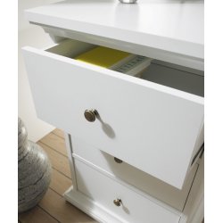 Frisenborg hvidt skrivebord 130 x 60 cm med 3 skuffer.