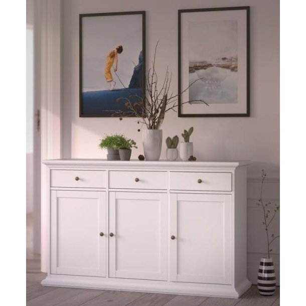 Frisenborg 144 cm bred hvid sknk med 3 skabe og 3 skuffer.