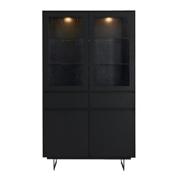 Rungsted 110 cm bredt vitrineskab i sort egetr med softclose og indbygget lys. 