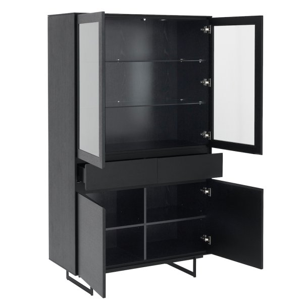 Rungsted 110 cm bredt vitrineskab i sort egetr med softclose og indbygget lys. 