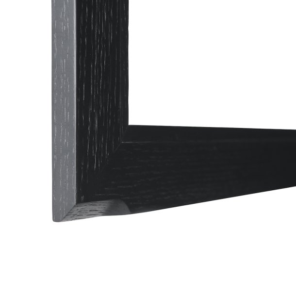 Rungsted 110 cm bredt vitrineskab i sort egetr med softclose og indbygget lys. 