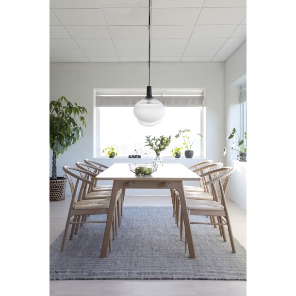 Gilleleje spisebordsstol, hvidpigmenteret eg, med s�de i lyst papirflet 