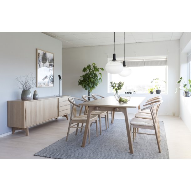 Gilleleje spisebordsstol, hvidpigmenteret eg, med s�de i lyst papirflet 