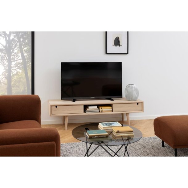 Liseleje TV bord i hvidpigmenteret eg 160 x 38 cm med 2 skuffer.