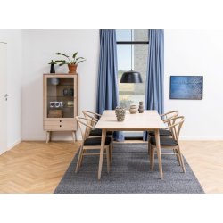 Liseleje 70 cm bredt vitrineskab med glasdr og glashylder samt 2 skuffer.