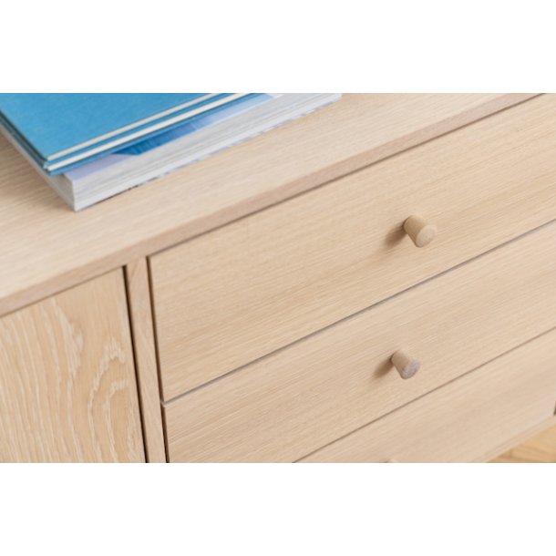 Nrum 160 cm sknk i hvidpigmenteret egetr finer med 2 skabe og 3 skuffer.