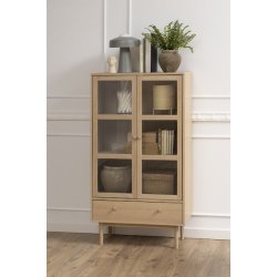 Nrum 80 cm vitrineskab i hvidpigmenteret ege finer med 2 glasdre, hylder og bred skuffe