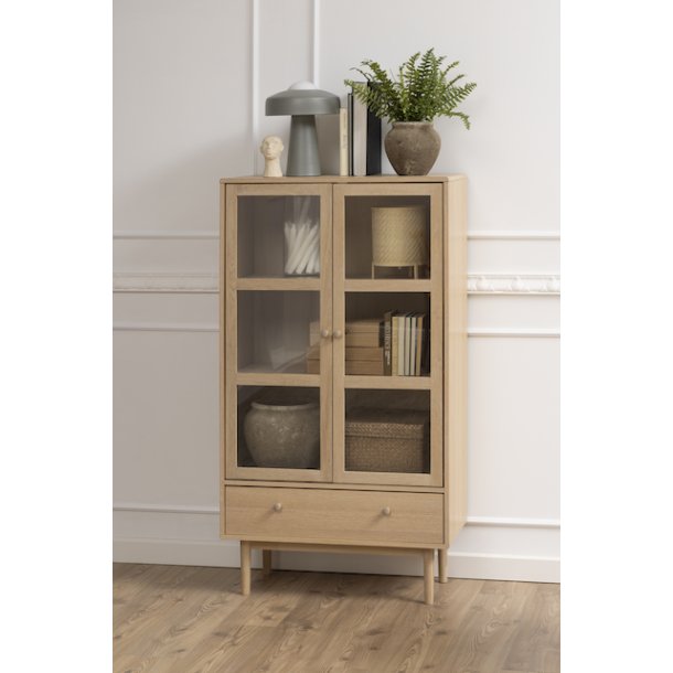 Nrum 80 cm vitrineskab i hvidpigmenteret ege finer med 2 glasdre, hylder og bred skuffe