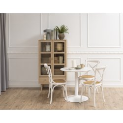 Nrum 80 cm vitrineskab i hvidpigmenteret ege finer med 2 glasdre, hylder og bred skuffe