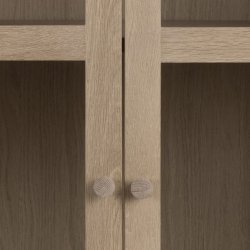 Nrum 80 cm vitrineskab i hvidpigmenteret ege finer med 2 glasdre, hylder og bred skuffe