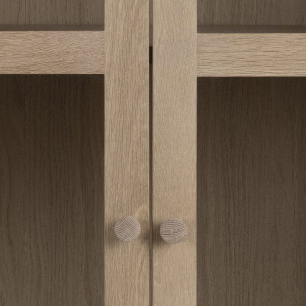 Nrum 80 cm vitrineskab i hvidpigmenteret ege finer med 2 glasdre, hylder og bred skuffe