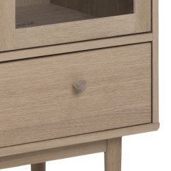 Nrum 80 cm vitrineskab i hvidpigmenteret ege finer med 2 glasdre, hylder og bred skuffe