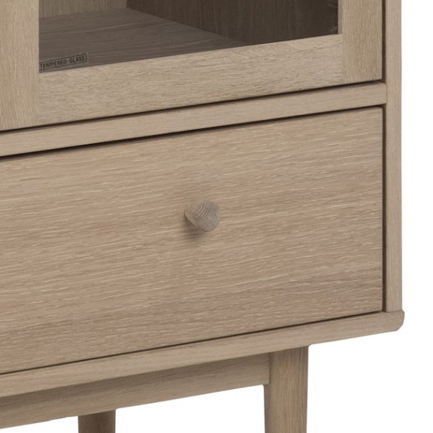 Nrum 80 cm vitrineskab i hvidpigmenteret ege finer med 2 glasdre, hylder og bred skuffe