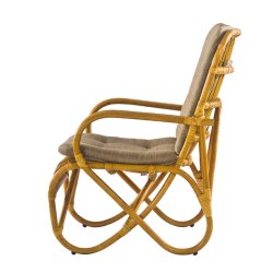 Capri lounge stol, natur rattan, armlæn, fodskammel og grå hynder.