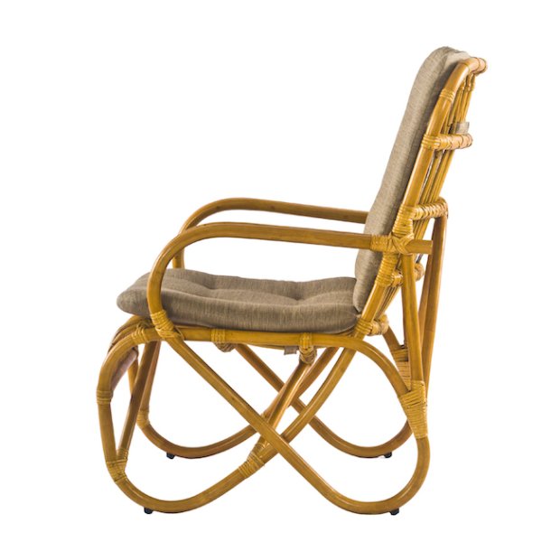 Capri lounge stol, natur rattan, armlæn, fodskammel og grå hynder.