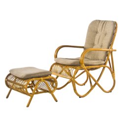 Capri lounge stol, natur rattan, armlæn, fodskammel og grå hynder.