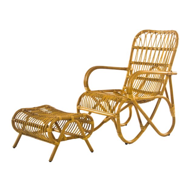 Capri lounge stol, natur rattan, armlæn, fodskammel og grå hynder.