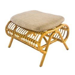 Capri lounge stol, natur rattan, armlæn, fodskammel og grå hynder.