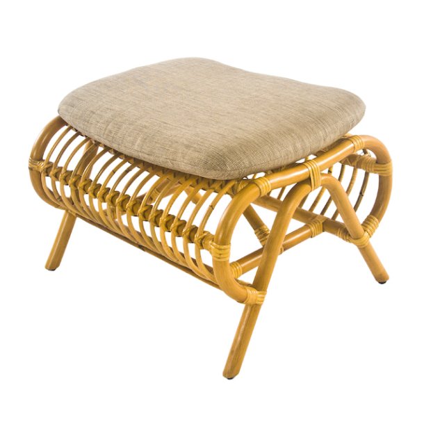 Capri lounge stol, natur rattan, armlæn, fodskammel og grå hynder.