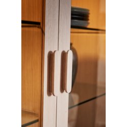 Egeskov vitrineskab i hvidolieret ege finr 187 x 110 cm med soft close og indbygget LED lys