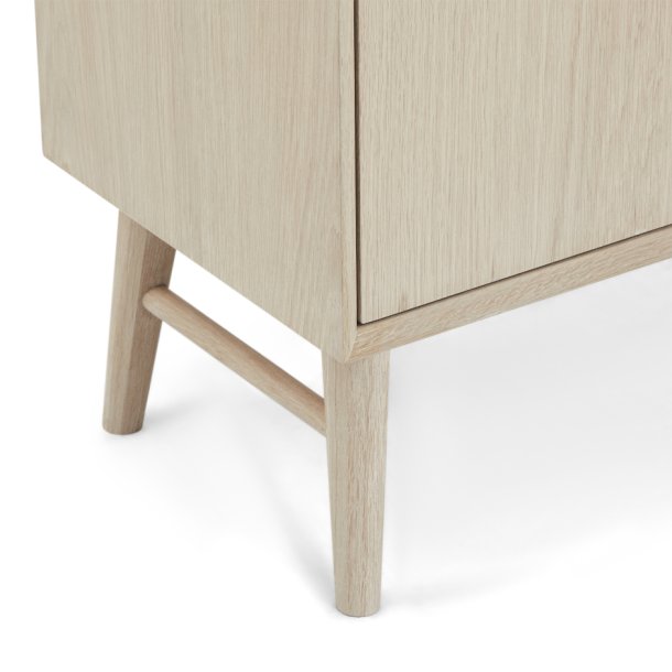 Egeskov vitrineskab i hvidolieret ege finr 187 x 110 cm med soft close og indbygget LED lys