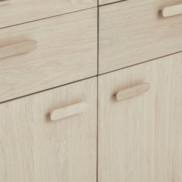 Egeskov vitrineskab i hvidolieret ege finr 187 x 110 cm med soft close og indbygget LED lys