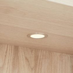 Egeskov vitrineskab i hvidolieret ege finr 187 x 110 cm med soft close og indbygget LED lys