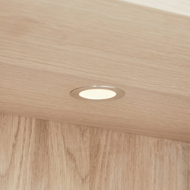 Egeskov vitrineskab i hvidolieret ege finr 187 x 110 cm med soft close og indbygget LED lys