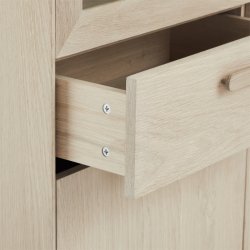 Egeskov vitrineskab i hvidolieret ege finr 187 x 110 cm med soft close og indbygget LED lys