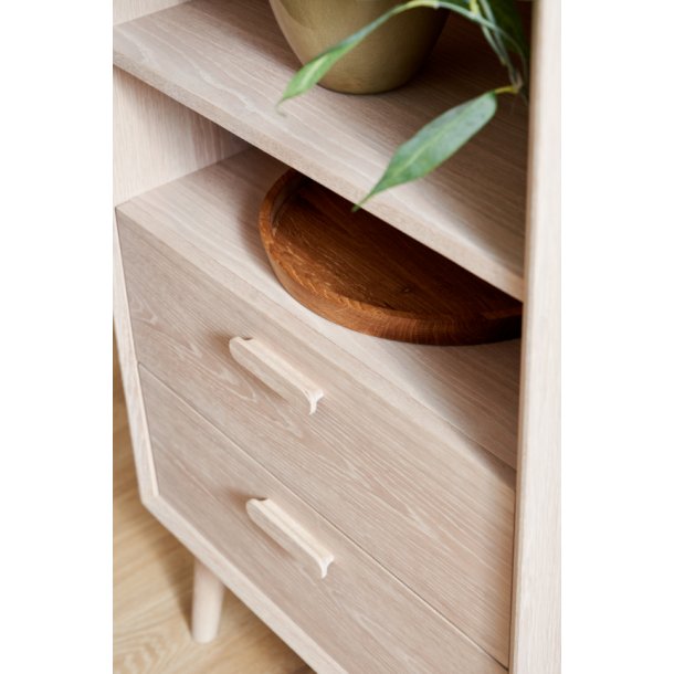 Egeskov bogreol i hvidolieret ege finr 187 x 60 cm med soft close skuffer