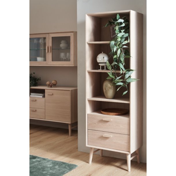 Egeskov bogreol i hvidolieret ege finr 187 x 60 cm med soft close skuffer