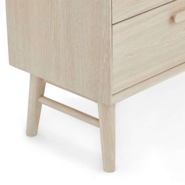 Egeskov bogreol i hvidolieret ege finr 187 x 60 cm med soft close skuffer