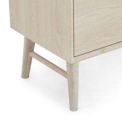 Egeskov skænk i hvidolieret ege finér 160 x 42 cm med 3 sektioner med soft close